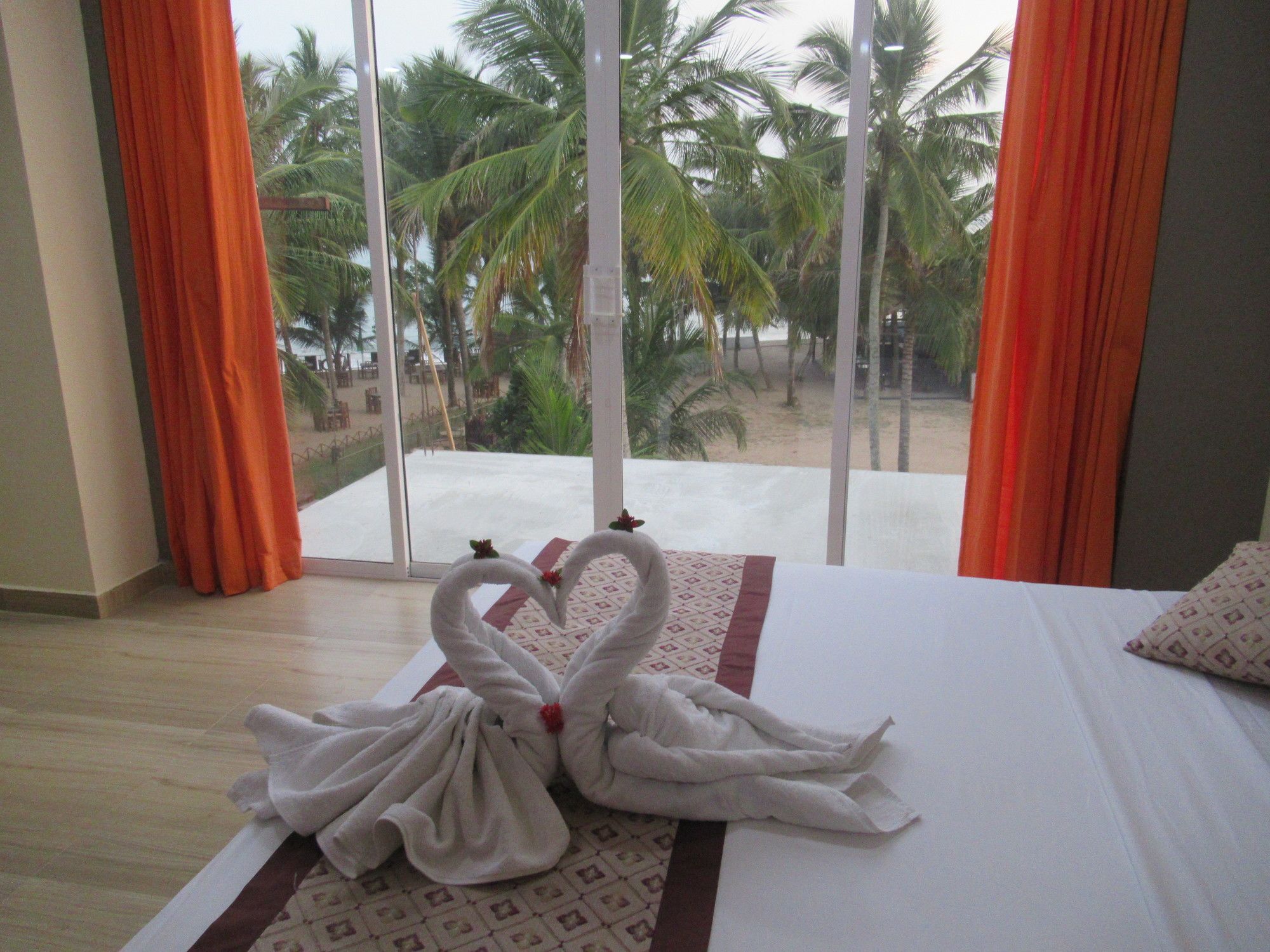 Sand Bank Hotel & Restaurant Тангале Екстериор снимка